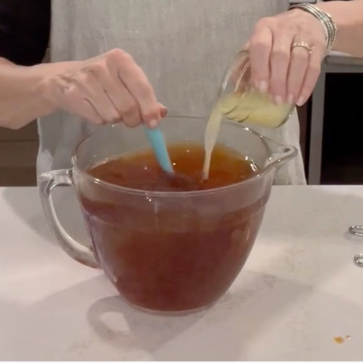 lemon juice pouring into tea.