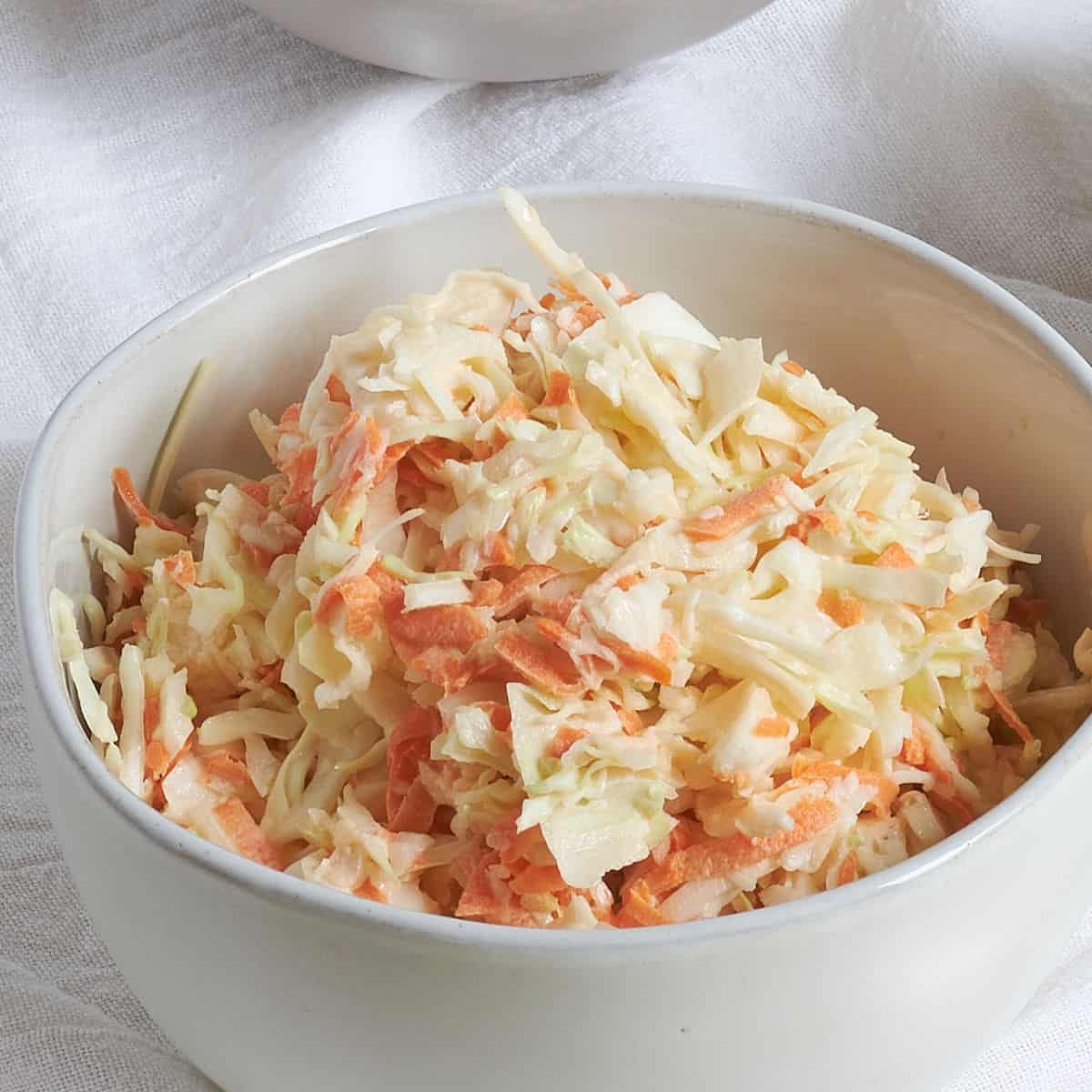 creamy coleslaw with cabbage and carrot in bowl.
