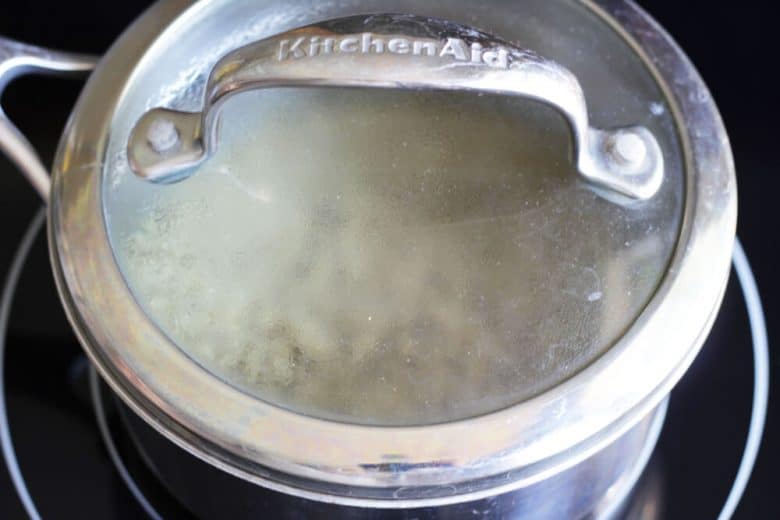 quinoa in pot covered with glass lid