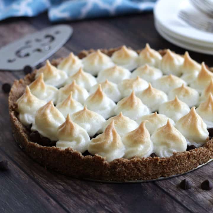 uncut s'mores pie with plates and pie lifter in background